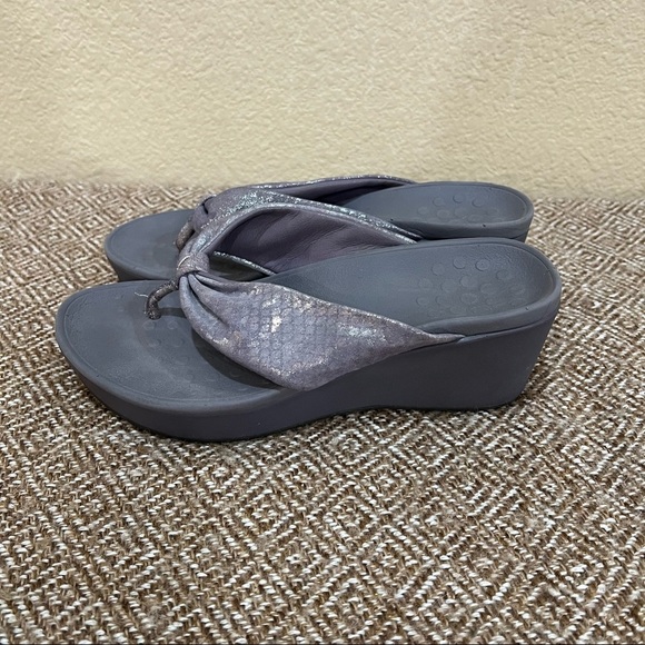 Vionic Arabella Womens Size 7 Sandals Purple Leather Thong Platform Wedge - Picture 2 of 9